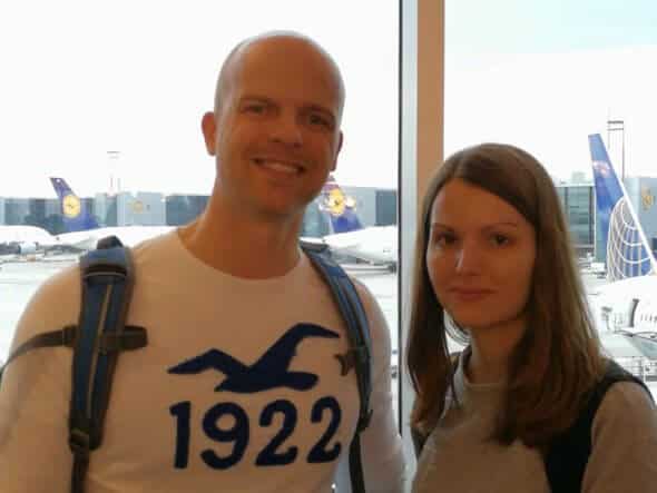 V.l.n.r. Tobias Gellhaus und Maddie Kurzenberger vom Freudentaler Kinderladen, kurz vor dem Start zu ihrer ersten Geschäftsreise um die Welt