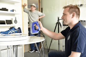 Shopware-Gruender Stefan Hamann testet in den Shopware Labs einen 3D-Scanner-300x200